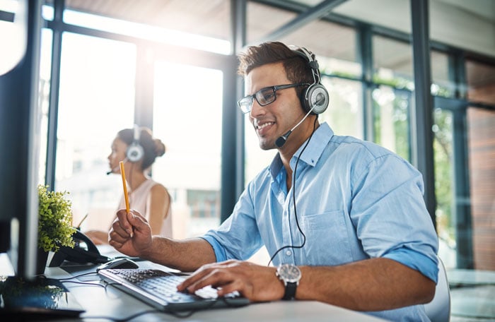 Deutsche Vertriebsmitarbeiter mit Headset